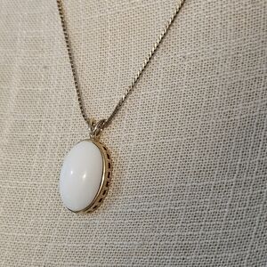 Vintagr White and Gold Pendant Necklace